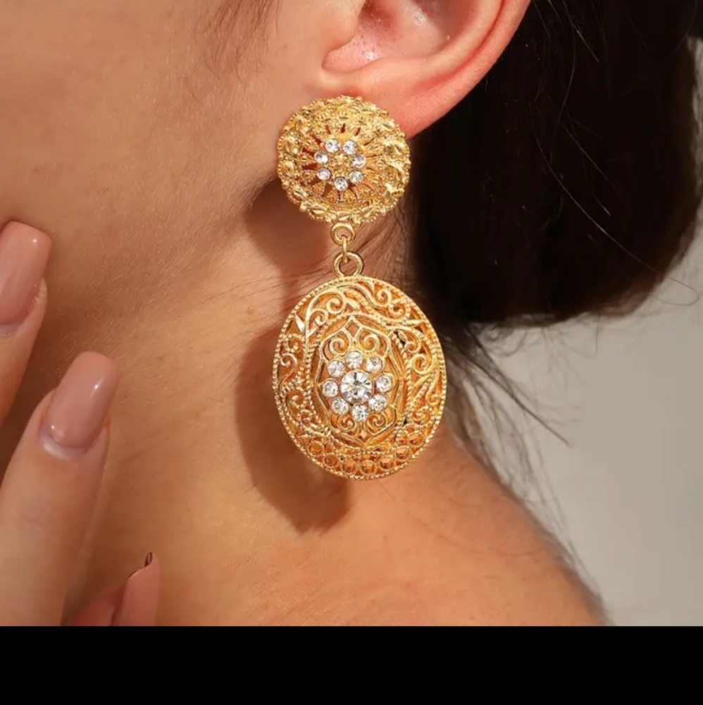 GOLDEN FLOWER DROP EARRINGS